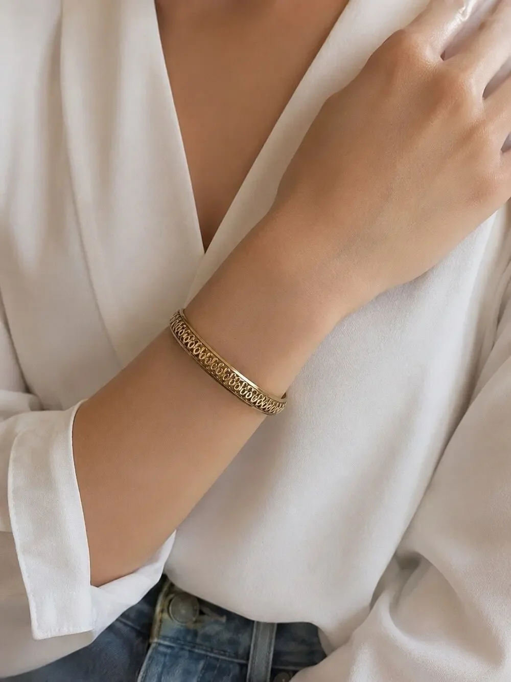 Gold Tone Cutout Pattern Hinged Bangle Bracelet Vintage Style 2.7” Diameter